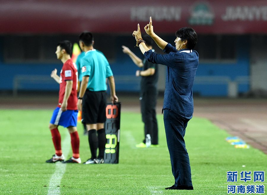 7月19日，河南建業(yè)隊主教練賈秀全（右一）在場邊指揮。