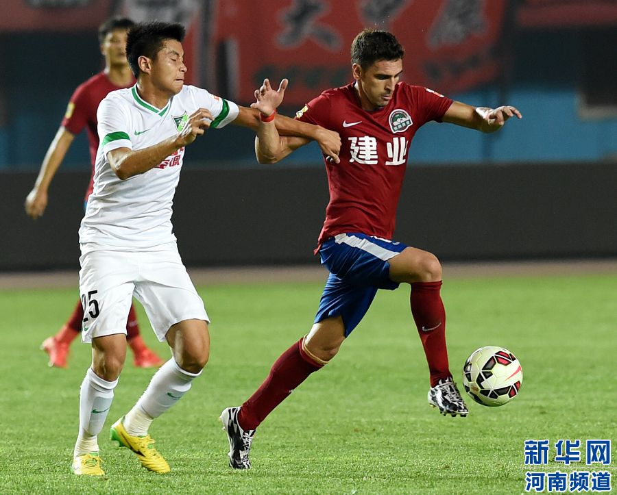 7月19日，河南建業(yè)隊球員伊沃（右）在比賽中帶球進攻。