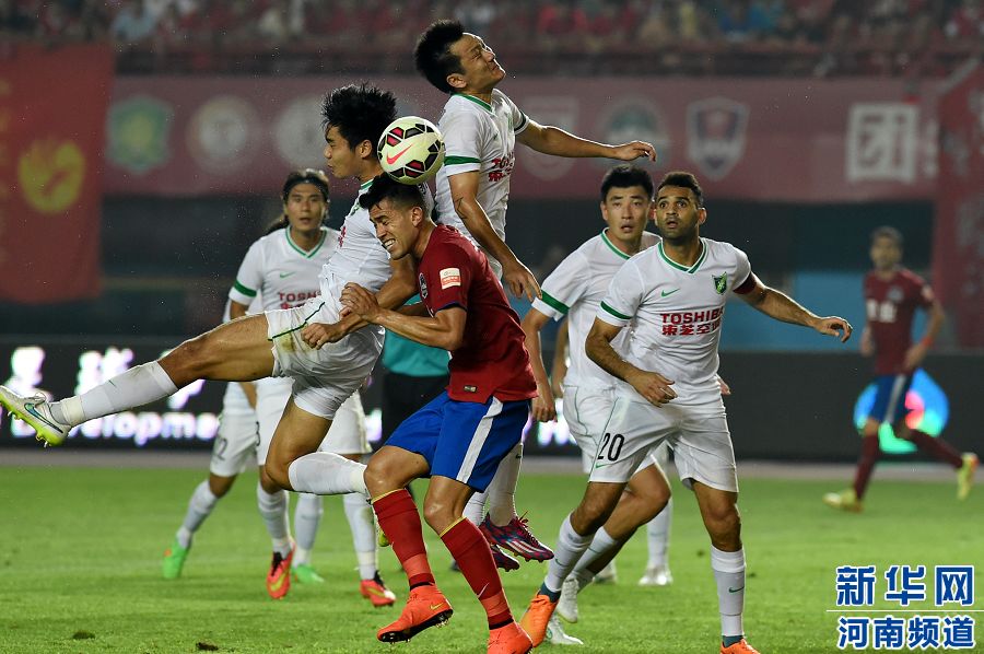 7月19日，河南建業(yè)隊球員哈維爾（前排左二）在比賽中與對手爭搶頭球。