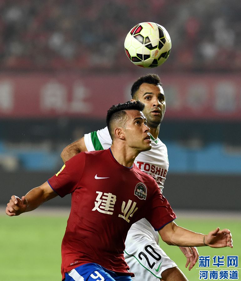 7月19日，河南建業(yè)隊球員哈維爾（前）在比賽中拼搶。