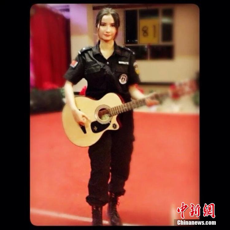 新疆兵團(tuán)女民警生活照走紅網(wǎng)絡(luò) 被譽(yù)“最美警花” 新疆兵團(tuán)女民警生活照走紅網(wǎng)絡(luò) 被譽(yù)“最美警花”