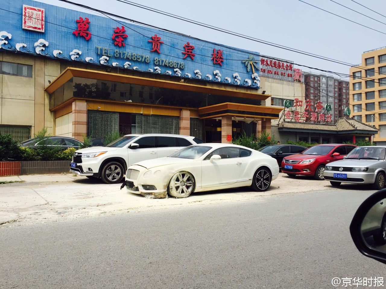 新郎租400萬豪車迎親被鞭炮點(diǎn)燃 新郎租400萬豪車迎親被鞭炮點(diǎn)燃