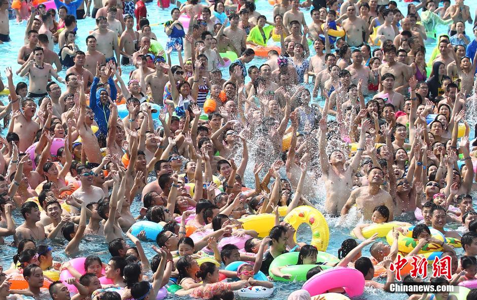 8月1日，民眾扎堆在南京湯山歡樂水魔方水上樂園戲水，享受“冰火兩重天”的涼爽和激情。連日來，中國大部分地區(qū)迎來高溫天氣。