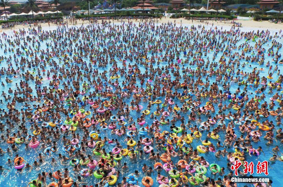 8月1日，民眾扎堆在南京湯山歡樂水魔方水上樂園戲水，享受“冰火兩重天”的涼爽和激情。連日來，中國大部分地區(qū)迎來高溫天氣。