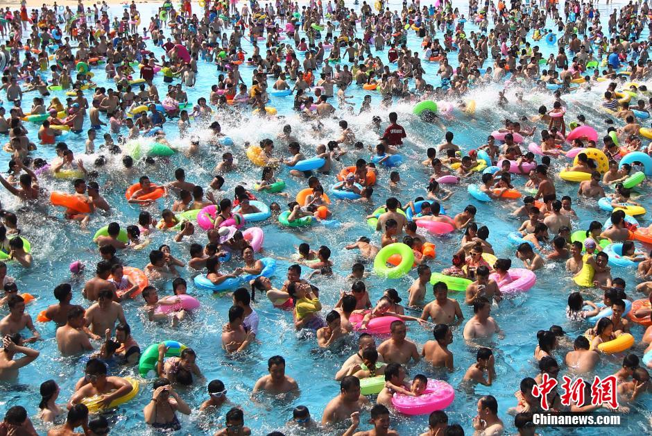 8月1日，民眾扎堆在南京湯山歡樂水魔方水上樂園戲水，享受“冰火兩重天”的涼爽和激情。連日來，中國大部分地區(qū)迎來高溫天氣。