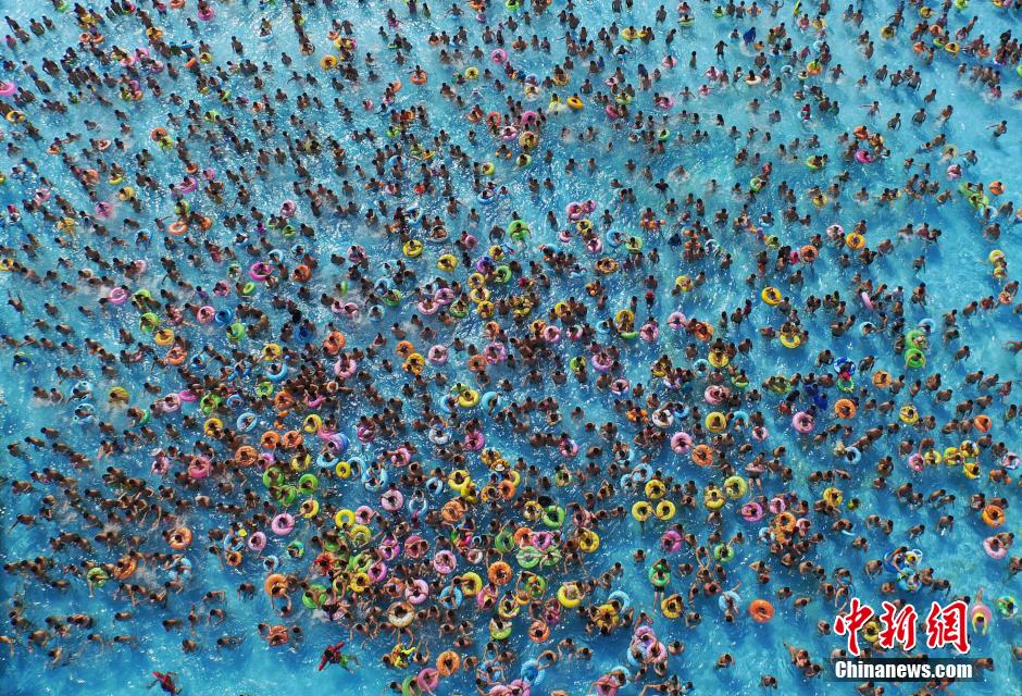 8月1日，民眾扎堆在南京湯山歡樂水魔方水上樂園戲水，享受“冰火兩重天”的涼爽和激情。連日來，中國大部分地區(qū)迎來高溫天氣。