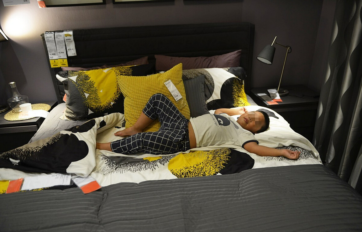 8月4日，杭州，“蹭涼族”在宜家杭州店的沙發(fā)或床鋪上休息。