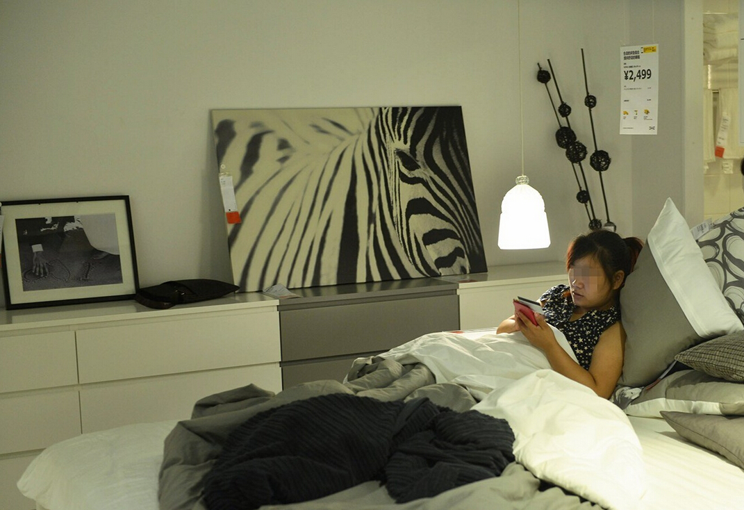 8月4日，杭州，“蹭涼族”在宜家杭州店的沙發(fā)或床鋪上休息。