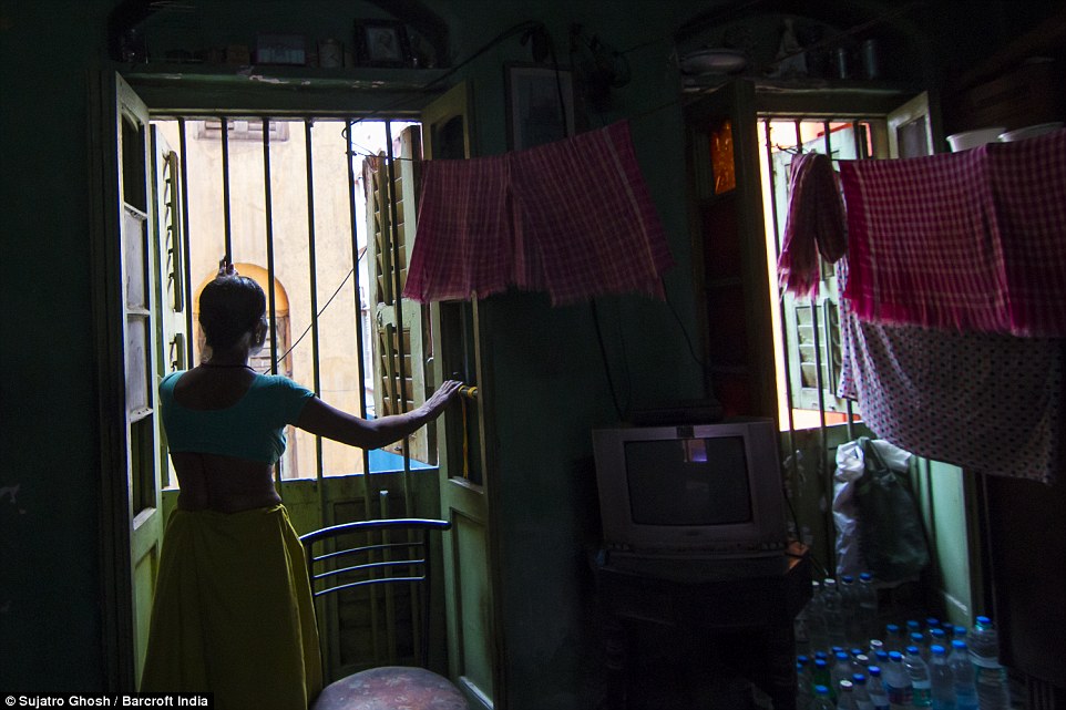 72歲的Maya Banarjee說(shuō)：“我已經(jīng)太老了，但是我不會(huì)離開?！? complete=