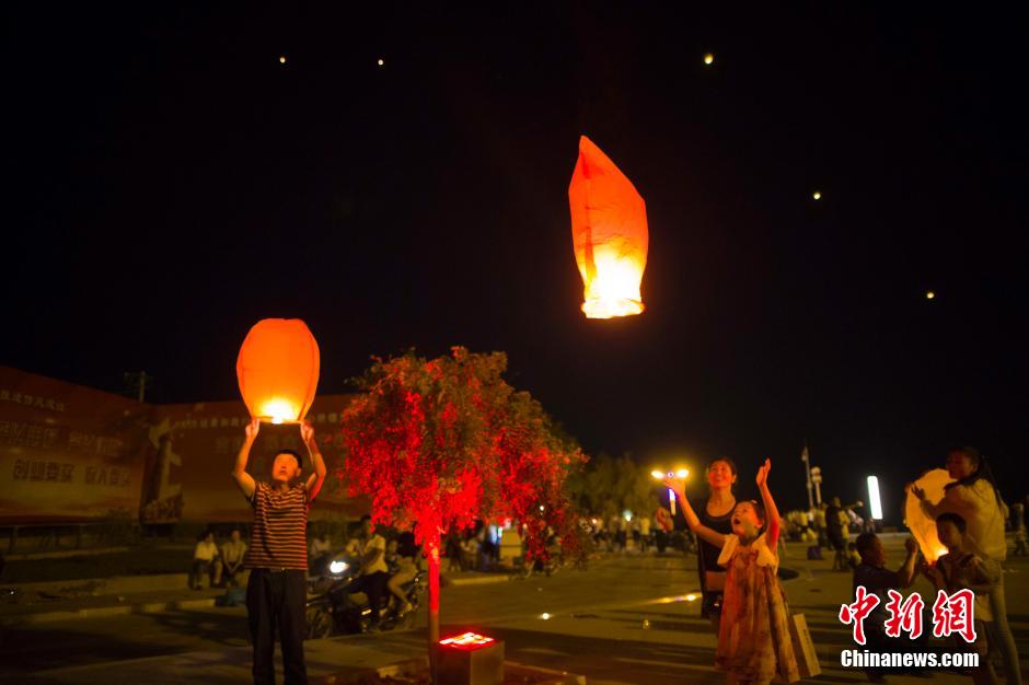 民眾燃起孔明燈助興。 張云 攝