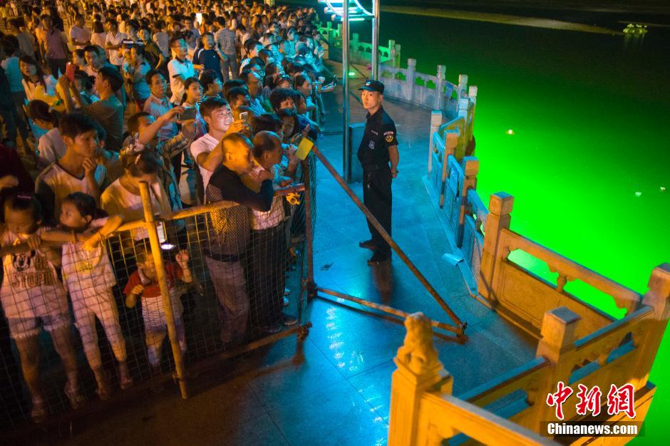 特警為河燈節(jié)保駕護(hù)航。 張云 攝