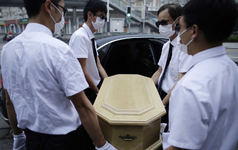 上海，花床、木棺、挽聯(lián)，在上海市閔行區(qū)一處私密的悼念室內(nèi)，一場(chǎng)小型追悼?jī)x式正在舉行。