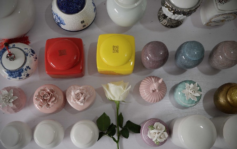 各種陶瓷罐是用來(lái)裝寵物骨灰的。