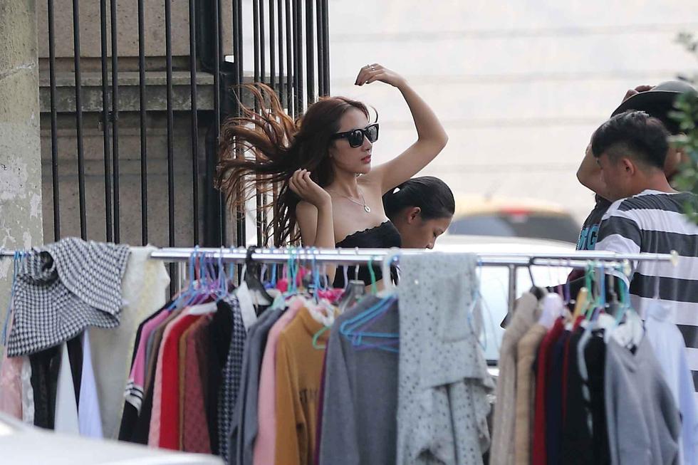 杭州街頭女模當街更衣 市民批不雅 杭州街頭女模當街更衣 市民批不雅