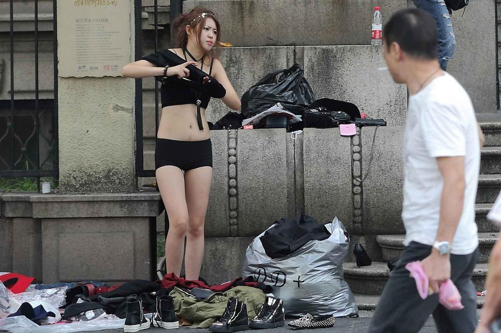杭州街頭女模當街更衣 市民批不雅 杭州街頭女模當街更衣 市民批不雅