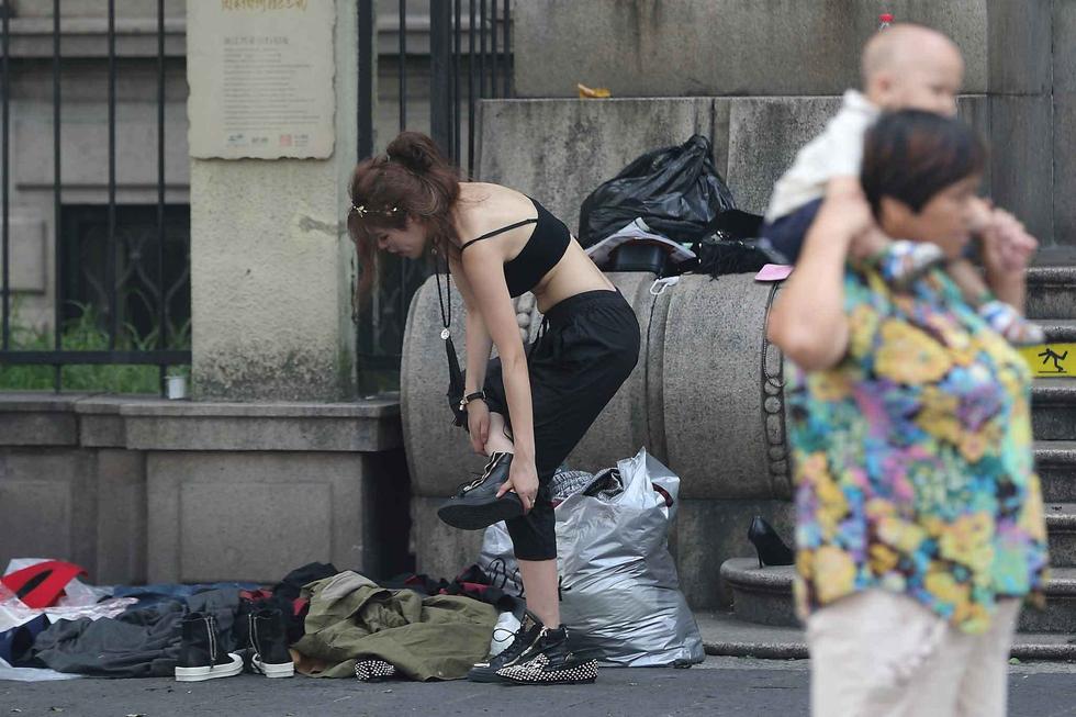 杭州街頭女模當街更衣 市民批不雅 杭州街頭女模當街更衣 市民批不雅