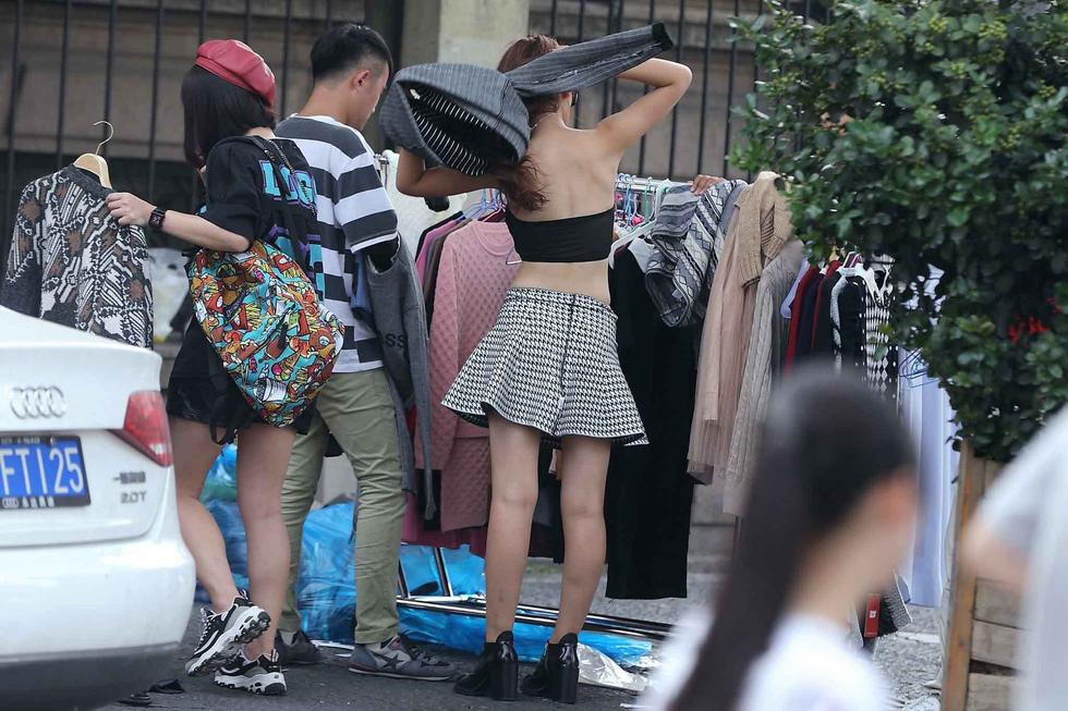 杭州街頭女模當街更衣 市民批不雅 杭州街頭女模當街更衣 市民批不雅