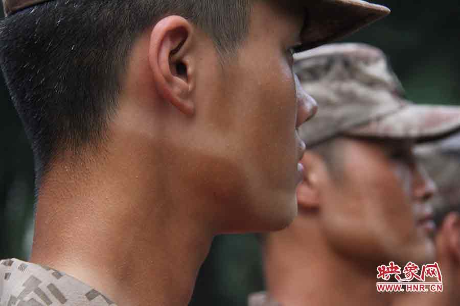 帶著帽子訓練時臉上被曬出的痕跡 帶著帽子訓練時臉上被曬出的痕跡