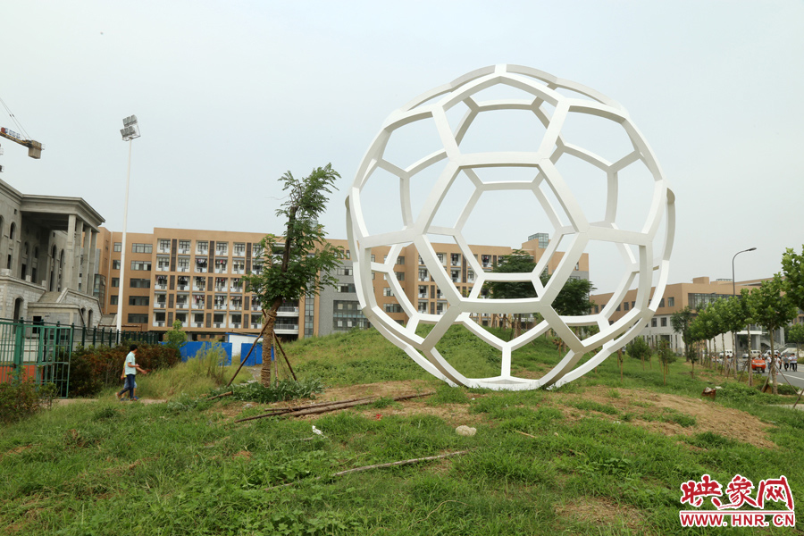 這是一座多邊形曲面藝術(shù)品，直徑約6米，剛剛建成，目前還沒有命名。