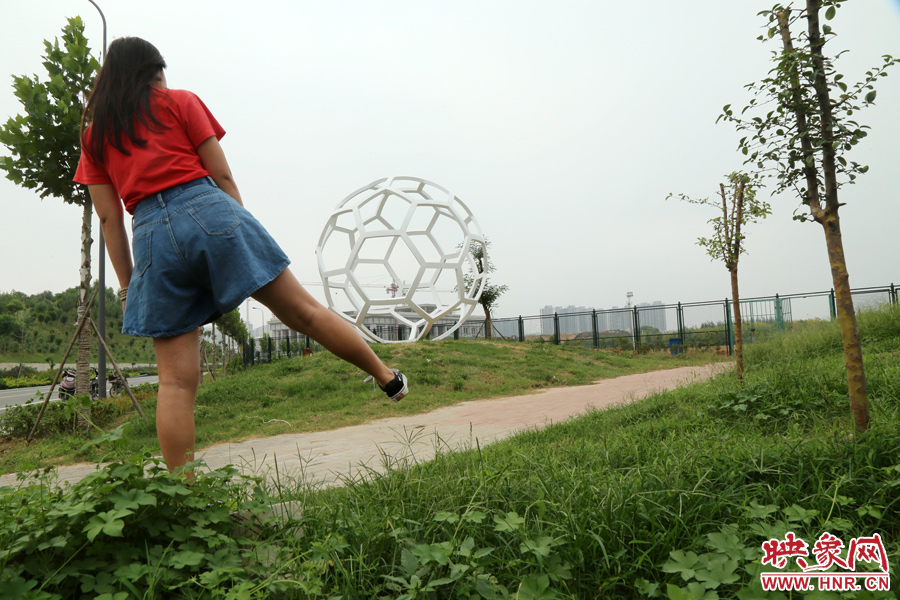 踢”足球“。