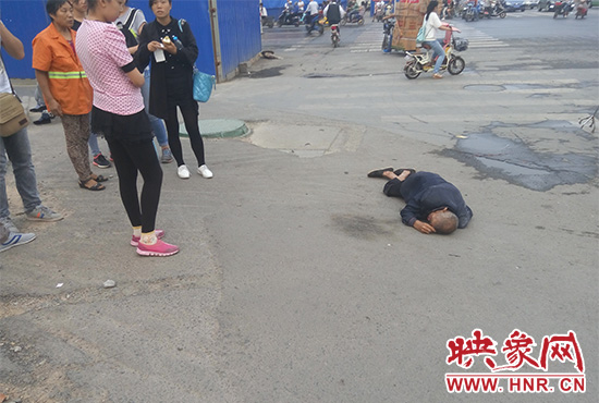 老人倒地后無人敢扶，過路市民拍照作證。