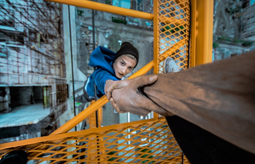 恐高癥慎入！俄羅斯小伙高空跑酷炫特技驚險(xiǎn)萬(wàn)分