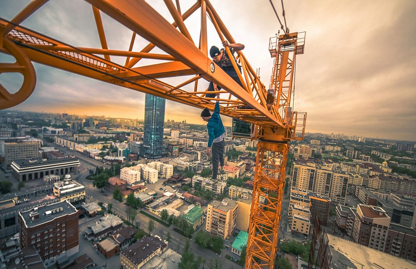 恐高癥慎入！俄羅斯小伙高空跑酷炫特技驚險(xiǎn)萬(wàn)分