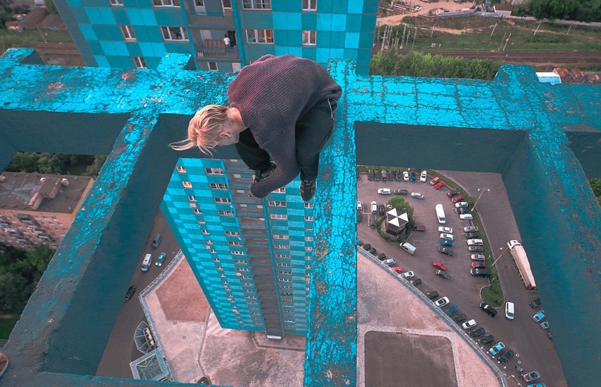 恐高癥慎入！俄羅斯小伙高空跑酷炫特技驚險(xiǎn)萬(wàn)分