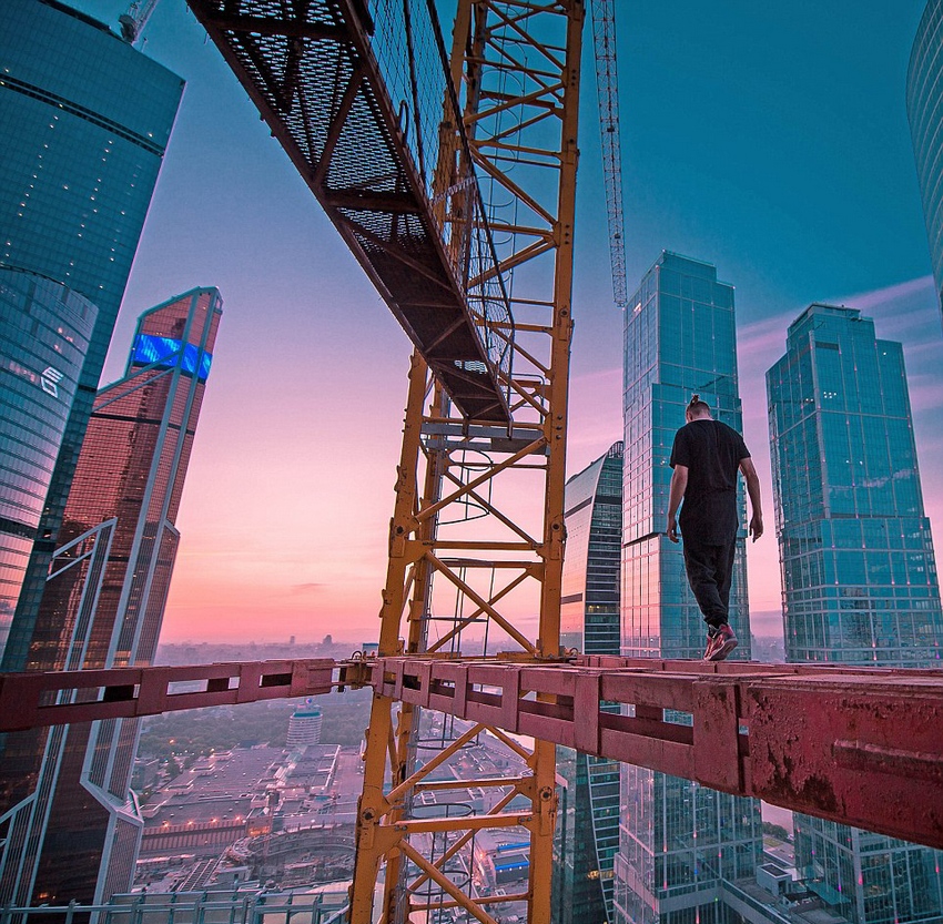 恐高癥慎入！俄羅斯小伙高空跑酷炫特技驚險(xiǎn)萬(wàn)分