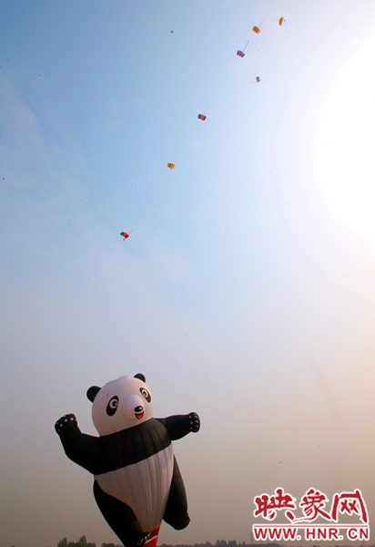 2015鄭州航展現(xiàn)場(chǎng)“仙女下凡” 觀眾直呼太贊了 2015鄭州航展現(xiàn)場(chǎng)“仙女下凡” 觀眾直呼太贊了