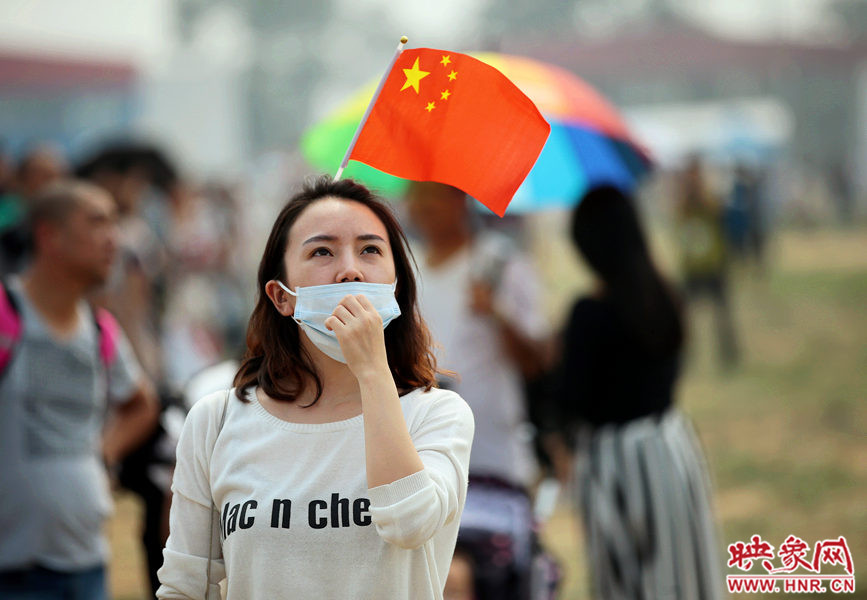 2015鄭州航展現(xiàn)場(chǎng)“仙女下凡” 觀眾直呼太贊了 2015鄭州航展現(xiàn)場(chǎng)“仙女下凡” 觀眾直呼太贊了