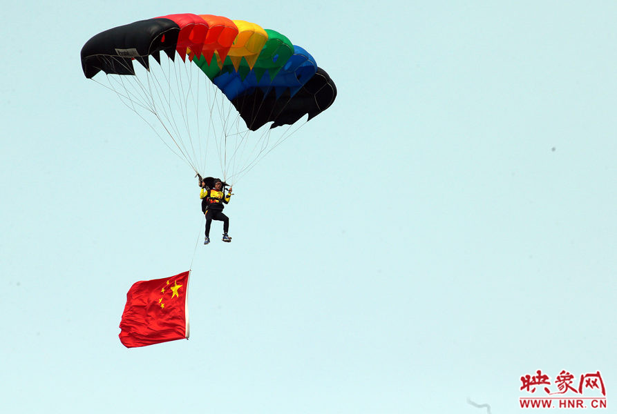 2015鄭州航展現(xiàn)場(chǎng)“仙女下凡” 觀眾直呼太贊了 2015鄭州航展現(xiàn)場(chǎng)“仙女下凡” 觀眾直呼太贊了