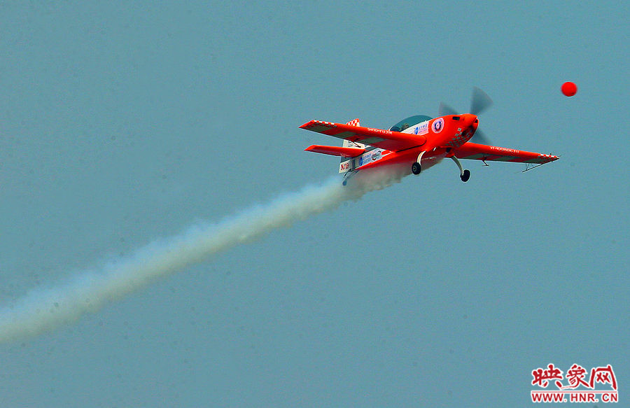 2015鄭州航展現(xiàn)場(chǎng)“仙女下凡” 觀眾直呼太贊了 2015鄭州航展現(xiàn)場(chǎng)“仙女下凡” 觀眾直呼太贊了