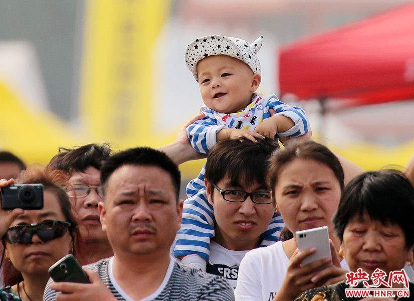 2015鄭州航展現(xiàn)場(chǎng)“仙女下凡” 觀眾直呼太贊了 2015鄭州航展現(xiàn)場(chǎng)“仙女下凡” 觀眾直呼太贊了