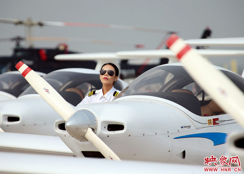 2015鄭州航展現(xiàn)場(chǎng)“仙女下凡” 觀眾直呼太贊了 2015鄭州航展現(xiàn)場(chǎng)“仙女下凡” 觀眾直呼太贊了