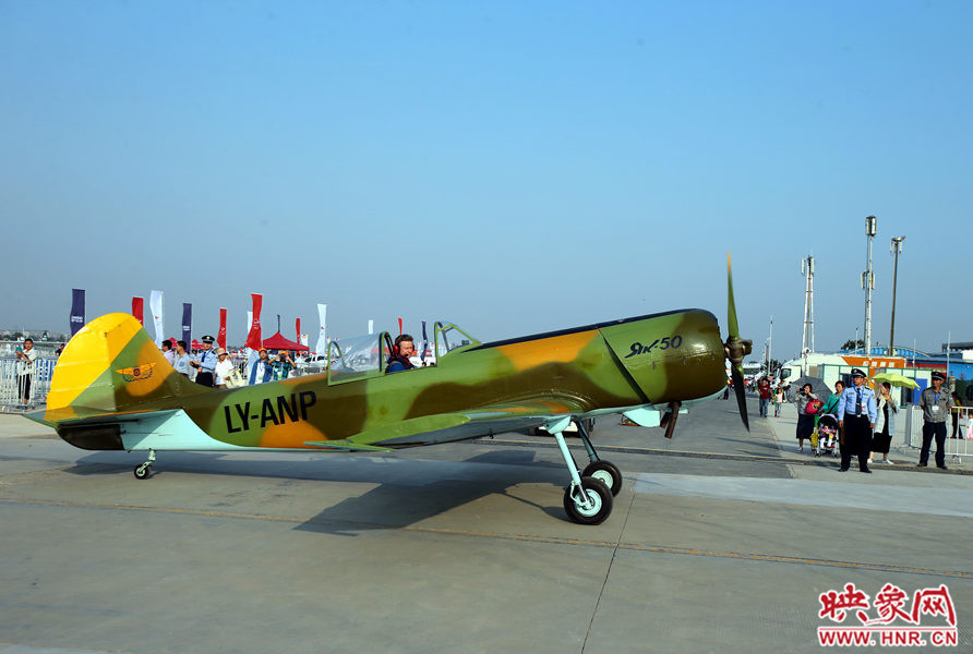 2015鄭州航展現(xiàn)場(chǎng)“仙女下凡” 觀眾直呼太贊了 2015鄭州航展現(xiàn)場(chǎng)“仙女下凡” 觀眾直呼太贊了