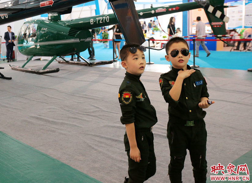 2015鄭州航展現(xiàn)場(chǎng)“仙女下凡” 觀眾直呼太贊了 2015鄭州航展現(xiàn)場(chǎng)“仙女下凡” 觀眾直呼太贊了