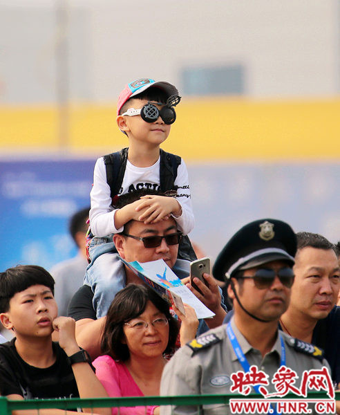 2015鄭州航展現(xiàn)場(chǎng)“仙女下凡” 觀眾直呼太贊了 2015鄭州航展現(xiàn)場(chǎng)“仙女下凡” 觀眾直呼太贊了