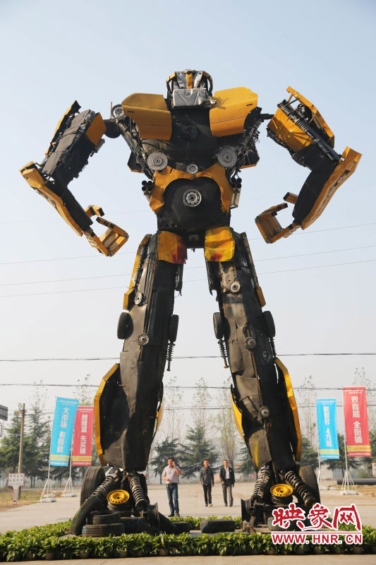 10月14日，一只高18米、寬8米的“變形金剛”矗立在河南省平頂山市寶豐縣一家企業(yè)門前。
