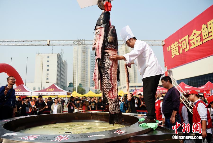 河南鄭州，一個(gè)直徑3.15米，深0.7米，可容納3噸高湯的“中原第一鍋”現(xiàn)場烹煮火鍋盛宴。