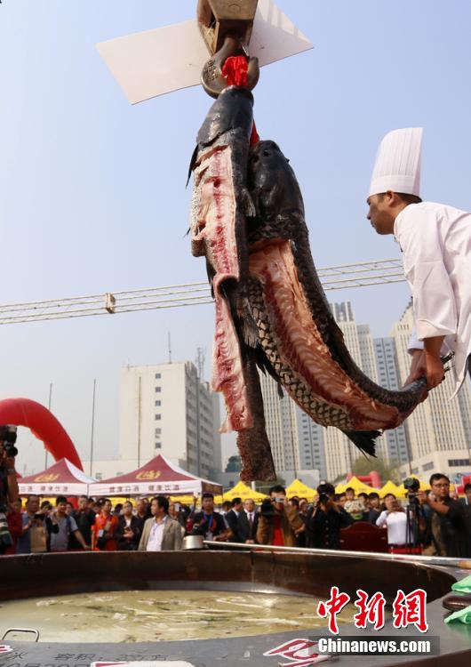 廚師對魚肉進(jìn)行處理。 圖片來源：CFP視覺中國