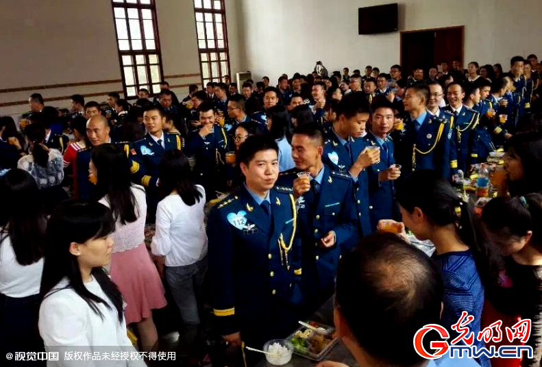 湖北武漢，“嫁人就嫁解放軍”，每年一屆的武漢軍旅姻緣會(huì)17日在駐漢空軍某指揮所文化活動(dòng)中心舉行