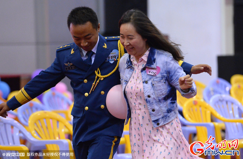 湖北武漢，“嫁人就嫁解放軍”，每年一屆的武漢軍旅姻緣會(huì)17日在駐漢空軍某指揮所文化活動(dòng)中心舉行