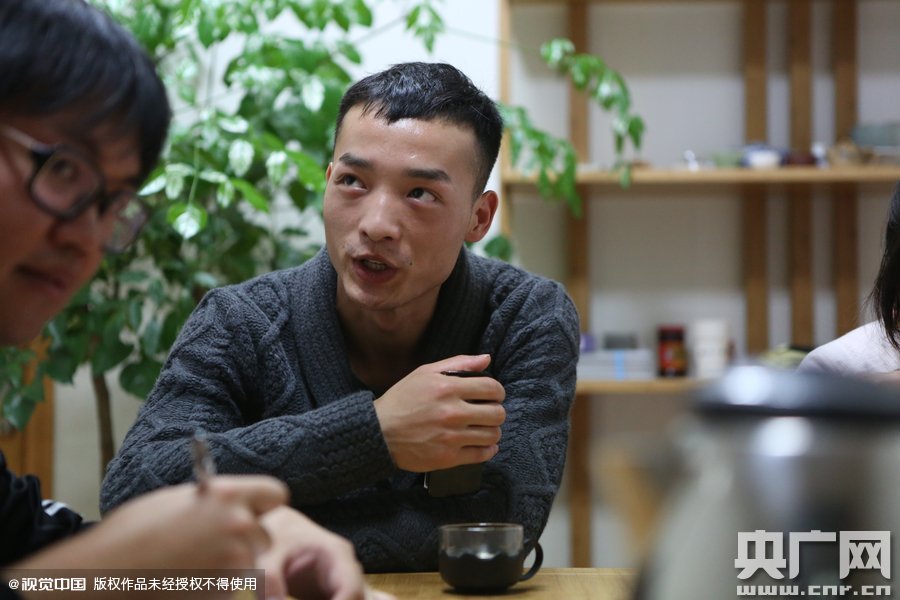 網(wǎng)絡(luò)紅人葉良辰現(xiàn)身浙江臺州，接受記者的專訪。