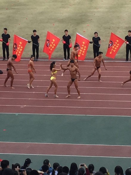 杭州某大學(xué)秋季運(yùn)動(dòng)會(huì)開幕式 裸男大秀肌肉 杭州某大學(xué)秋季運(yùn)動(dòng)會(huì)開幕式 裸男大秀肌肉