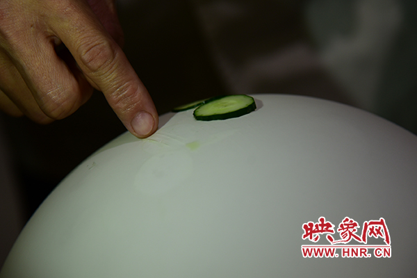在面團(tuán)氣球上切菜。