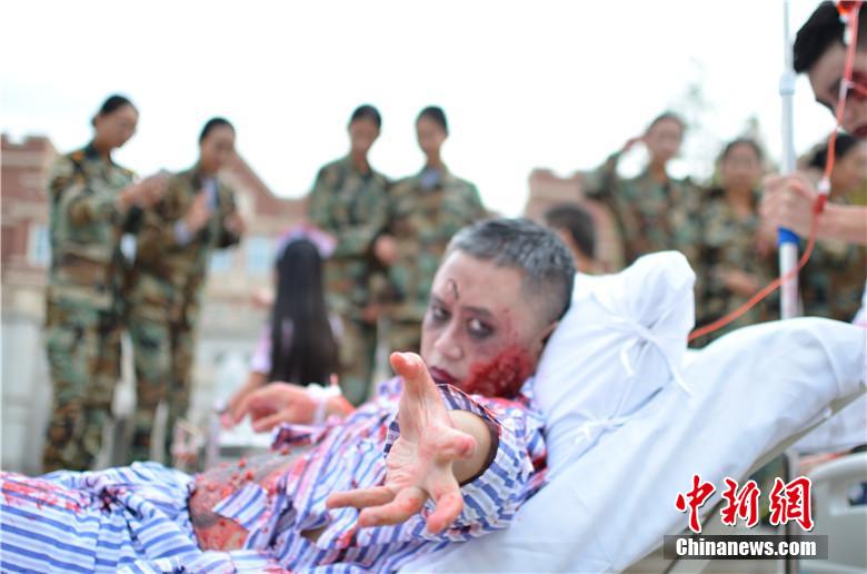 該校院長(zhǎng)也參與其中，與學(xué)生共同嗨翻校園。 何浠 攝