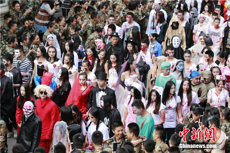 校園“萬(wàn)圣節(jié)”恐怖化妝派對(duì)讓“群鬼”聚集。 何浠 攝