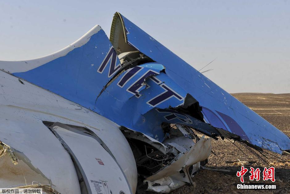 當(dāng)?shù)貢r間2015年10月31日，在埃及墜毀的俄羅斯客機(jī)殘骸散落在西奈半島的沙漠之中