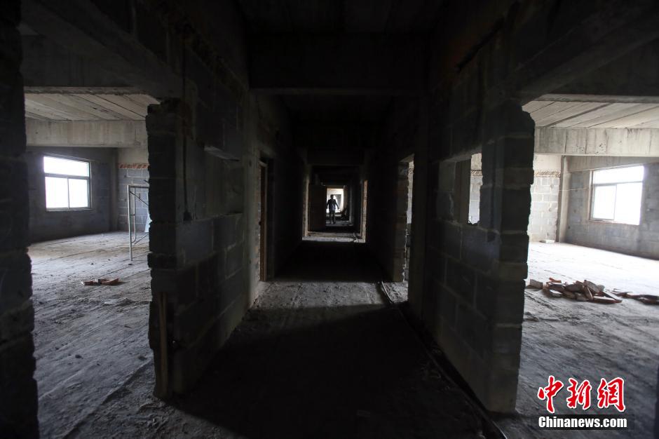 武漢山寨“國會(huì)大廈”荒廢多年 院子成菜地 武漢山寨“國會(huì)大廈”荒廢多年 院子成菜地